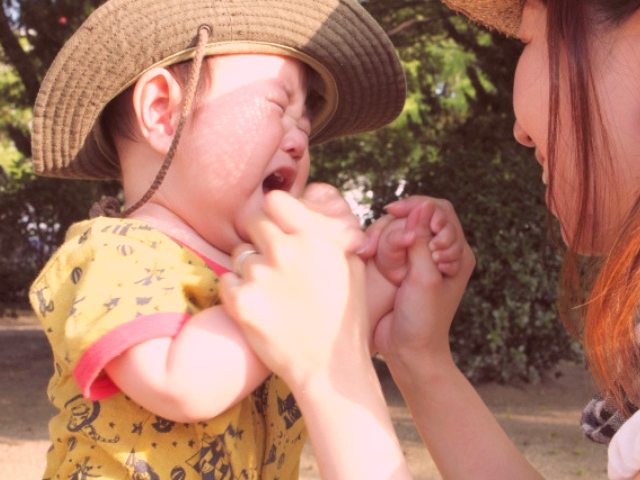 泣く子供と母親