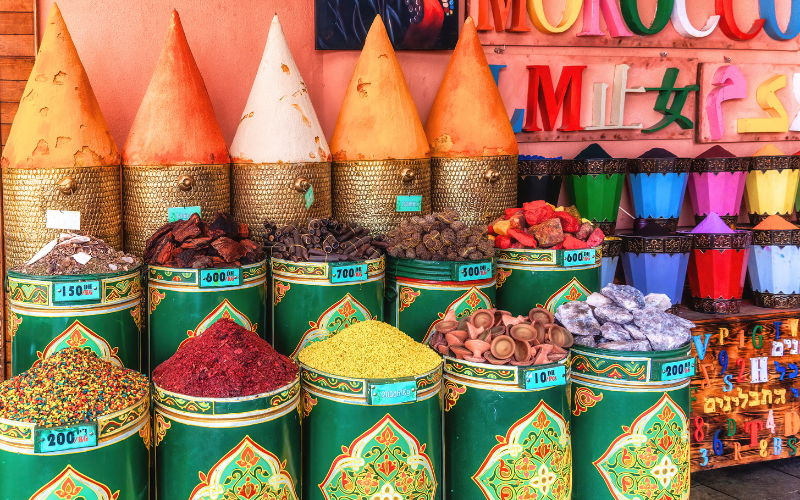 モロッコ　Moroccan spice stall in Marrakech market